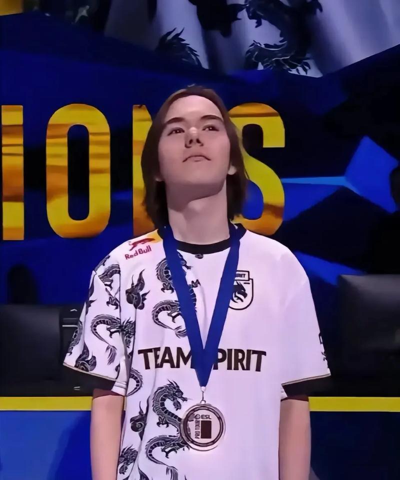 BLG公布2025赛季定妆照：Bin哥比，白／粉队服均出镜