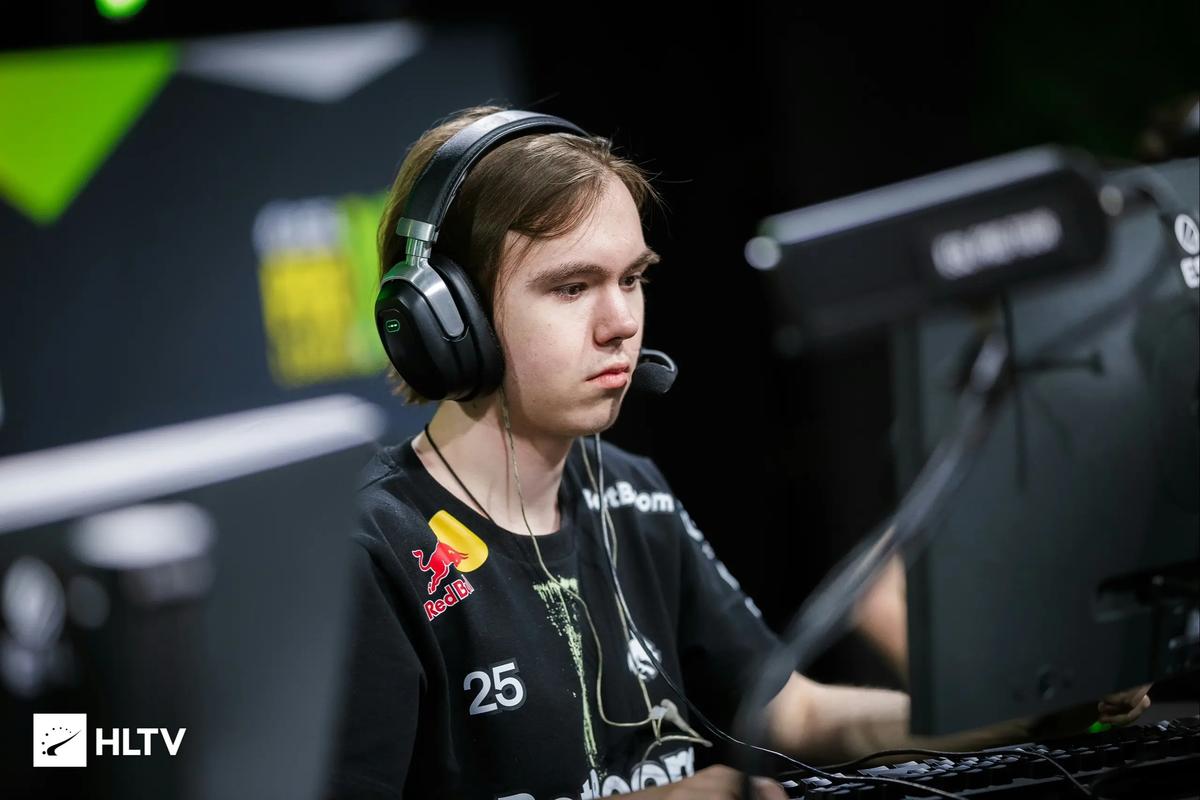 LPL解说瞳夕虎牙传奇杯晒照：今天继续见